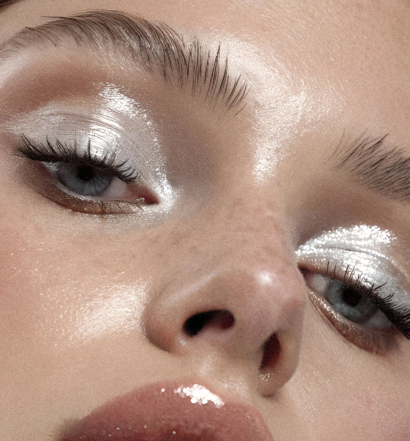 Silver glitter eye shadow palette with metallic finish and shimmering texture.